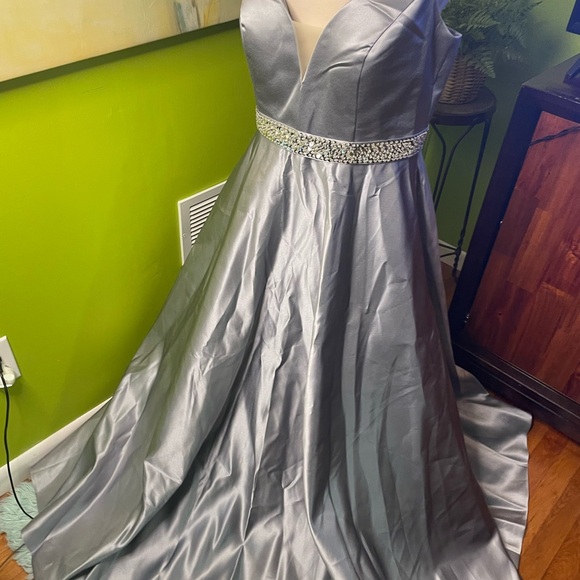 Absolutely beautiful princess dress - Picture 6 of 6